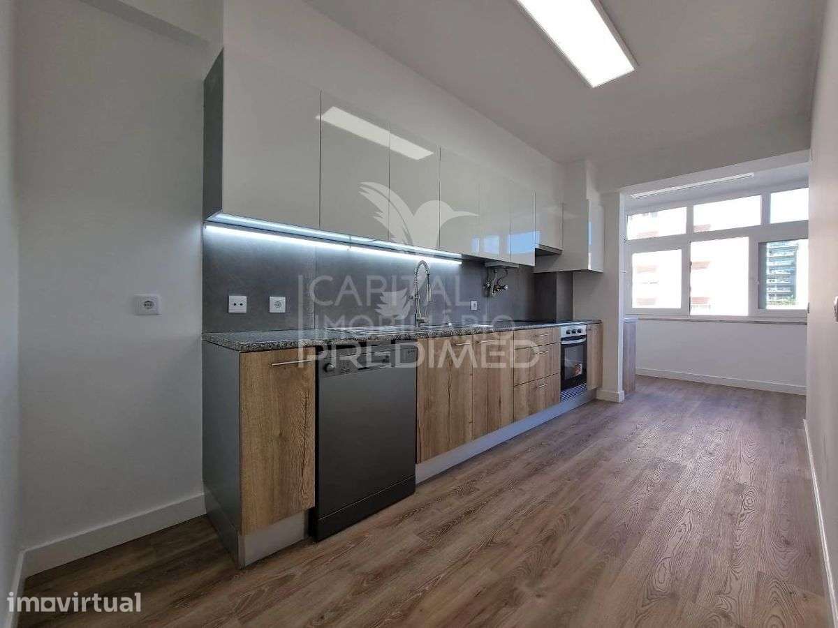 Apartamento T3 Totalmente Remodelado com Garagem e Arrecadação na E... - Grande imagem: 2/19