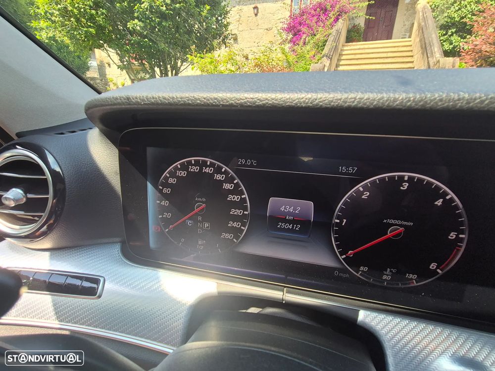 Mercedes-Benz E 220 d 4Matic 9G-TRONIC AMG Line - 4