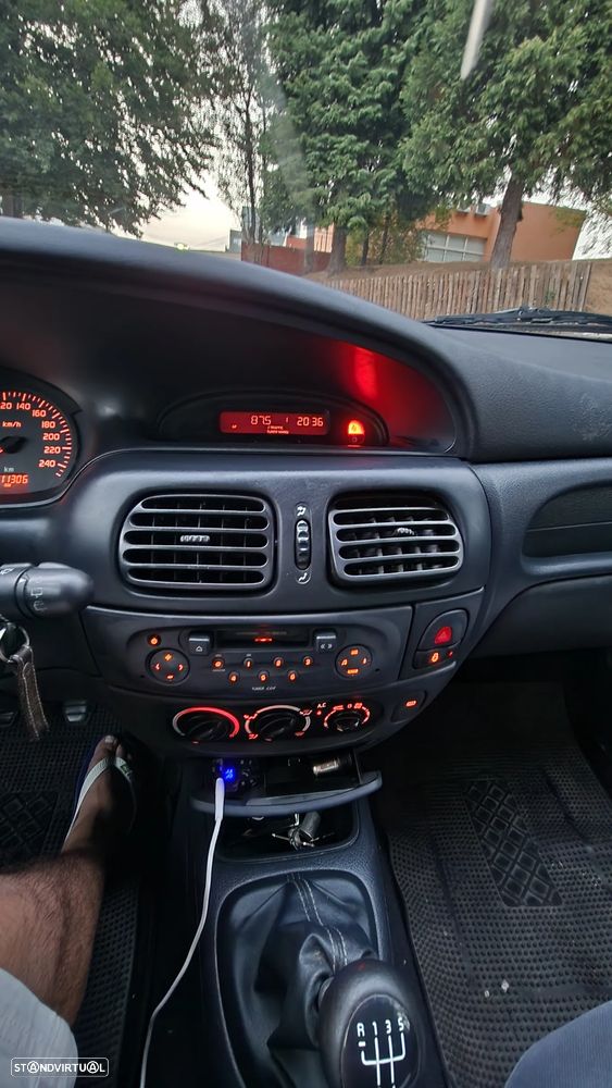 Renault Mégane 1.4 16V Authentic - 9