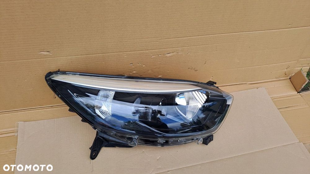 RENAULT CAPTUR 13- PRAWA LAMPA PRZÓD 130702444900 UŻYWANA CIEMNA - 3