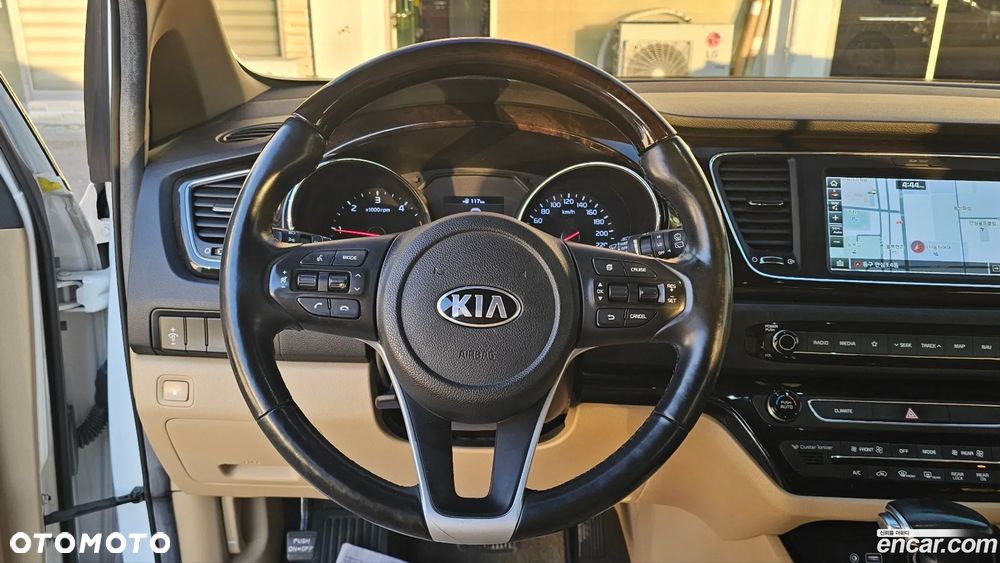 Kia Carnival - 17