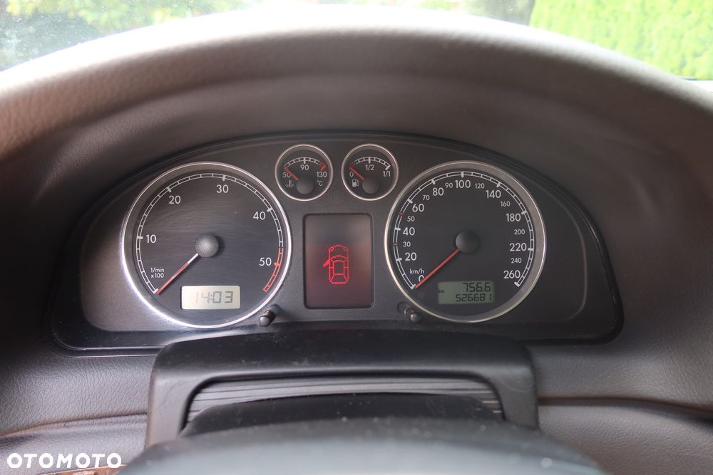 Volkswagen Passat 1.9 TDI Highline - 11