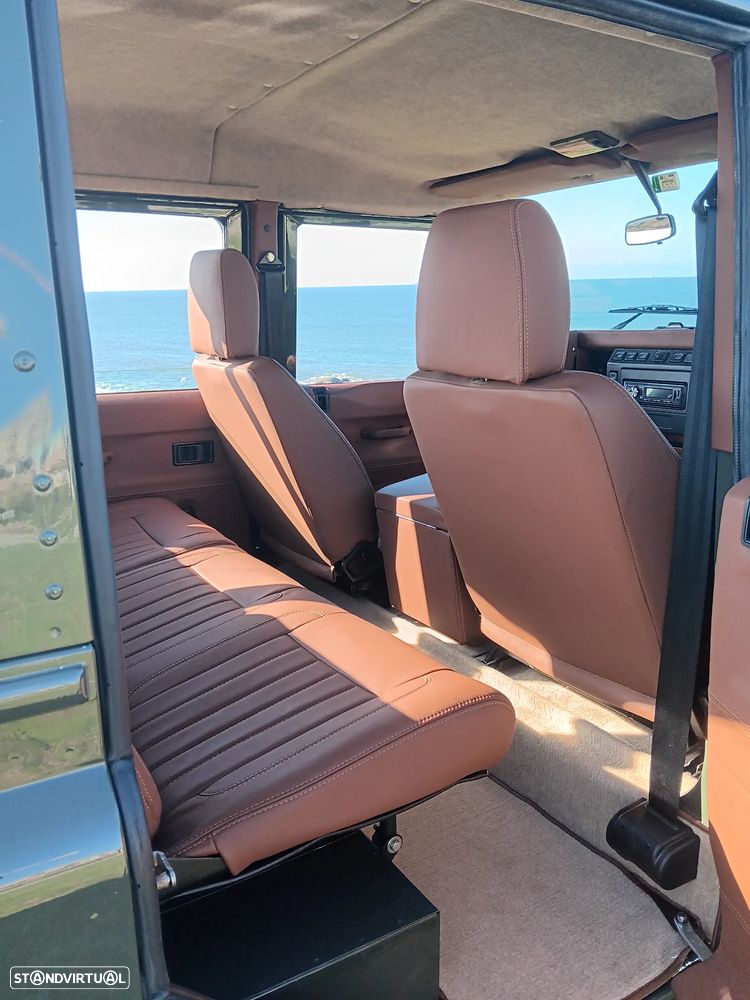 Land Rover Defender - 21