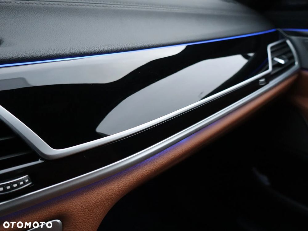 BMW Seria 7 750i xDrive sport - 31