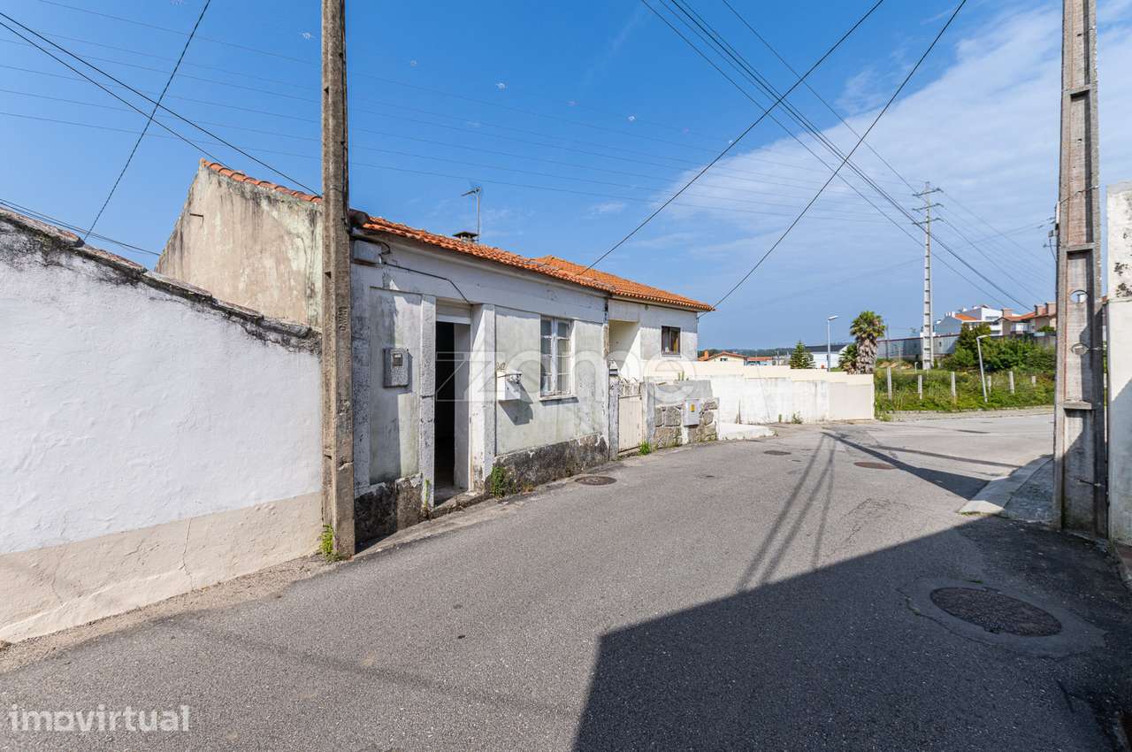 Terreno (ABC: 270m²) e 2 moradias térreas para recuperar em Espinho - Grande imagem: 3/49