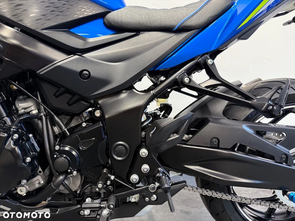 Suzuki GSX - 24