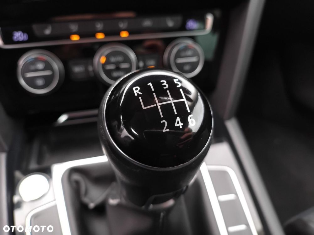 Volkswagen Passat - 16