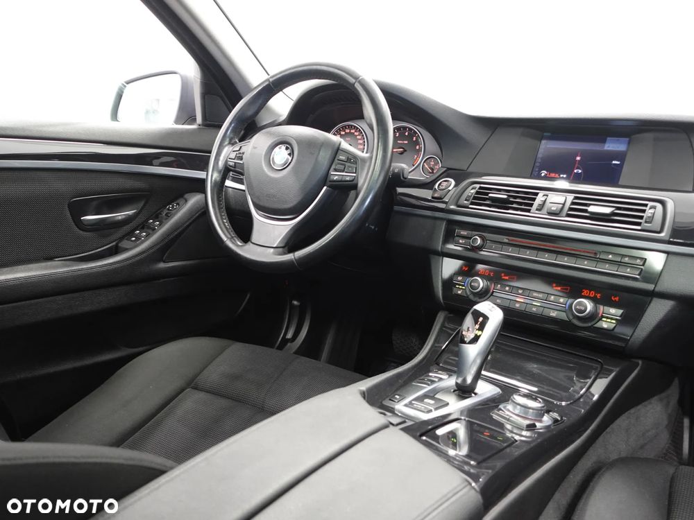 BMW Seria 5 528i - 32