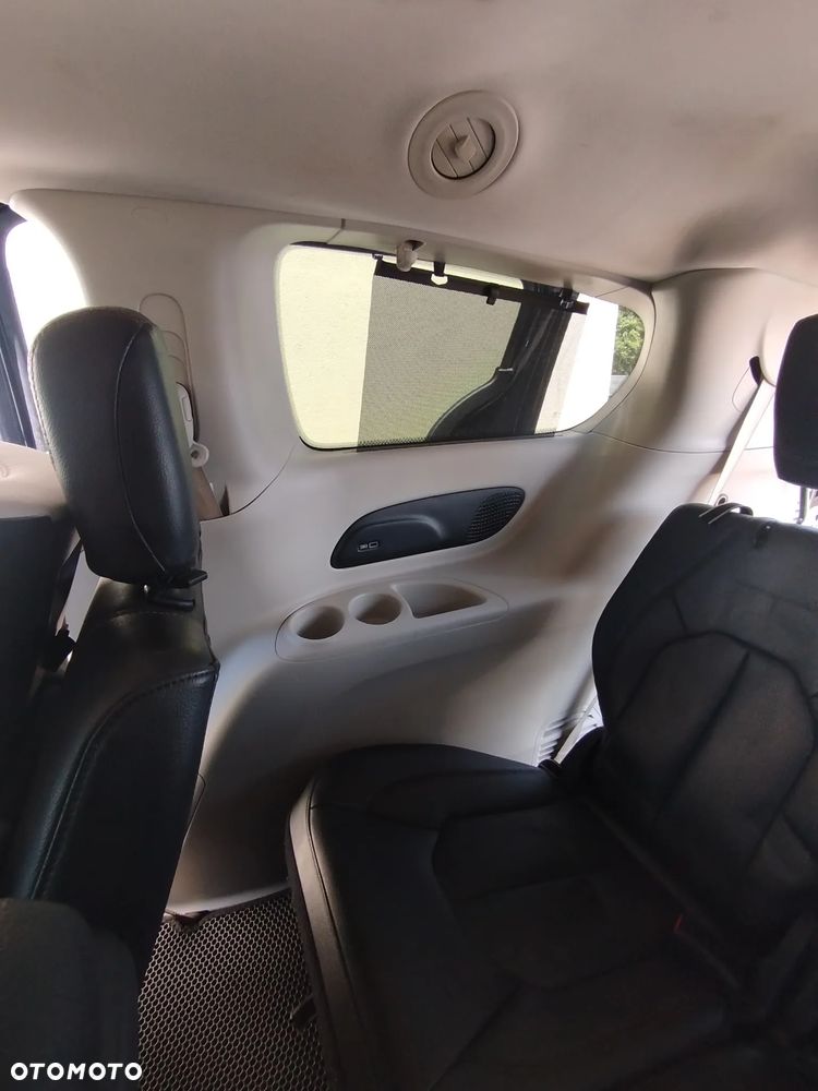 Chrysler Pacifica - 16