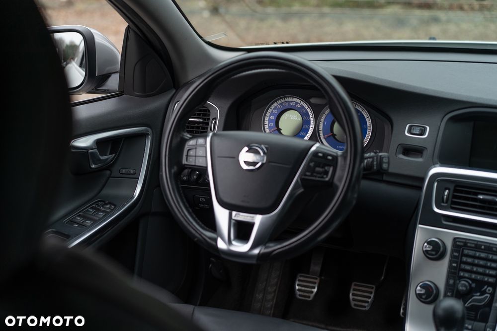 Volvo V60 D3 R-Design - 12