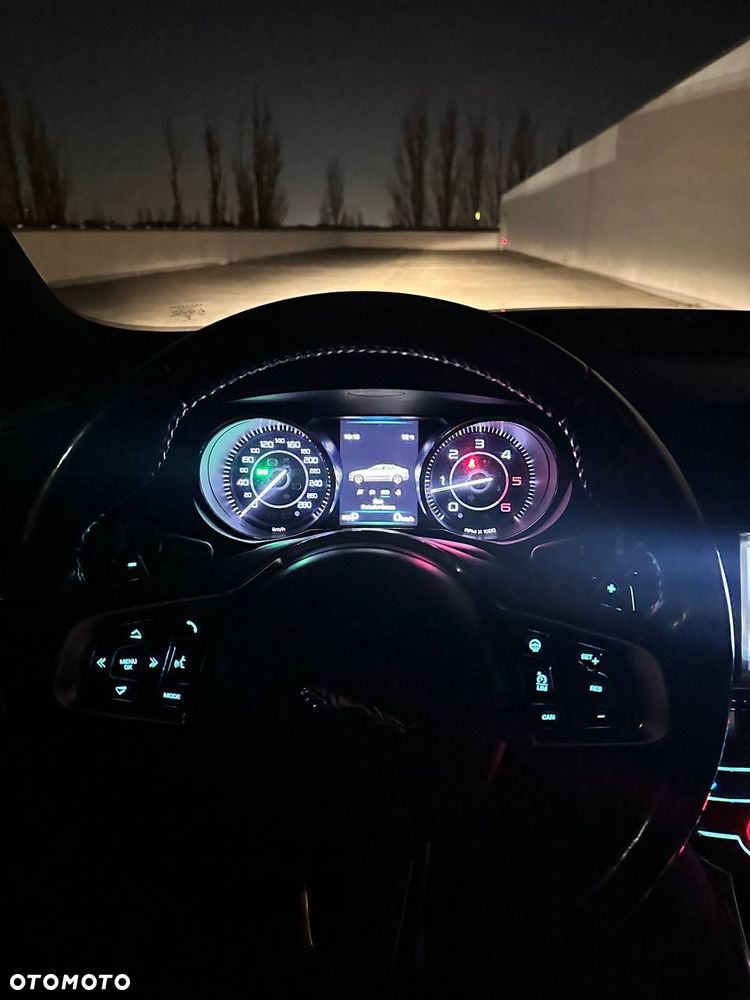 Jaguar XE 2.0 D AWD R-Sport - 24