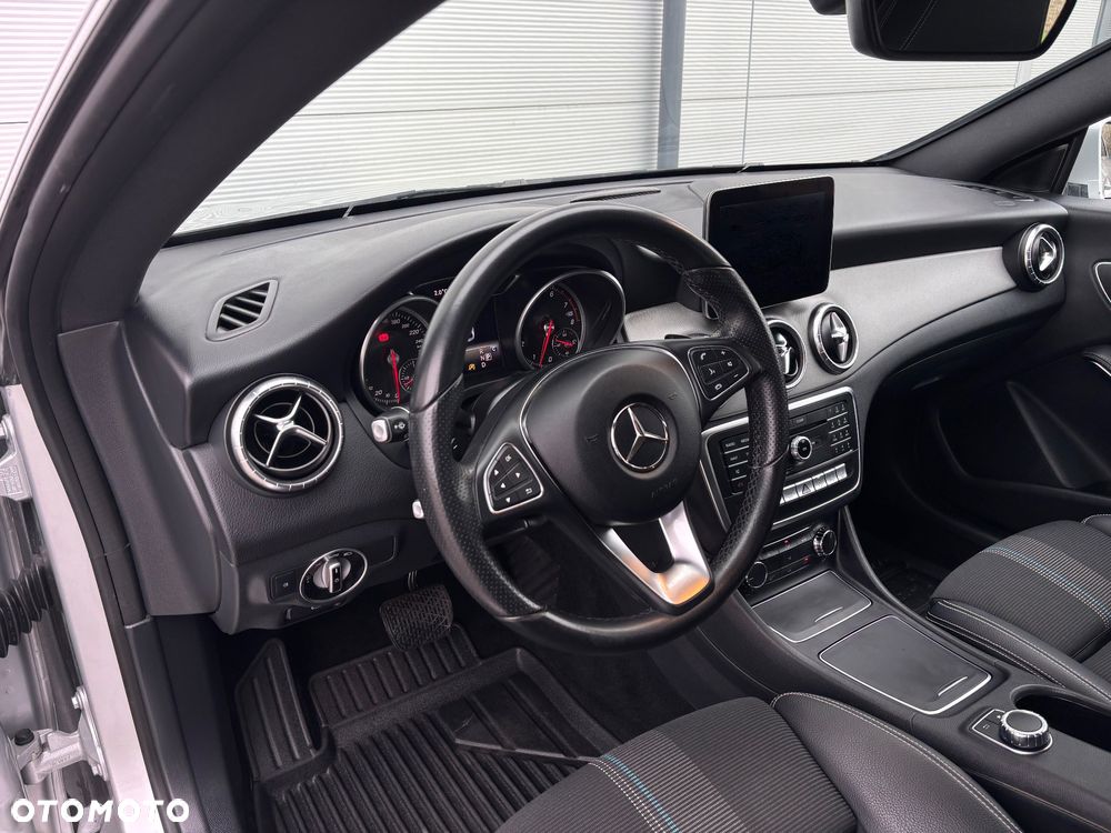 Mercedes-Benz CLA 180 7G-DCT Urban - 22
