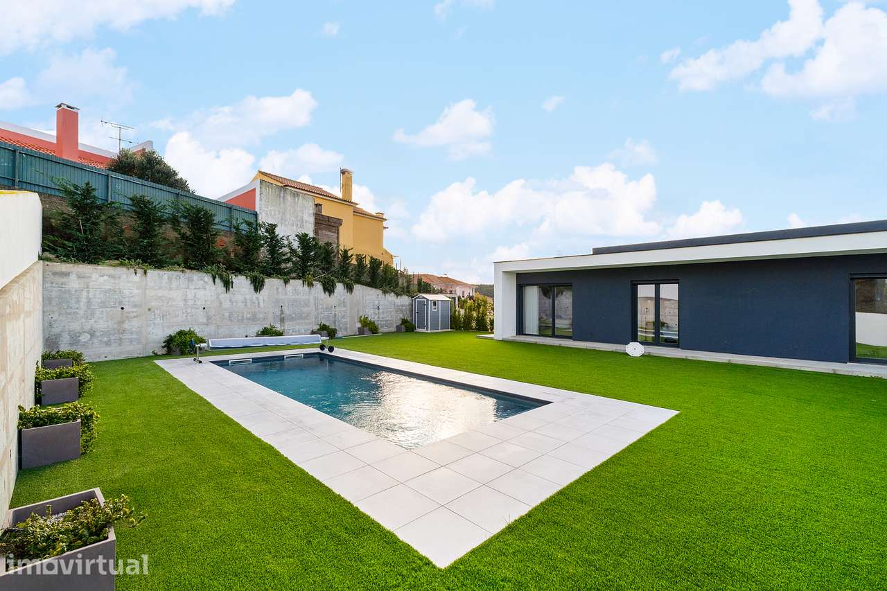 Moradia Isolada e arquitetura Contemporânea com Piscina - Grande imagem: 2/41