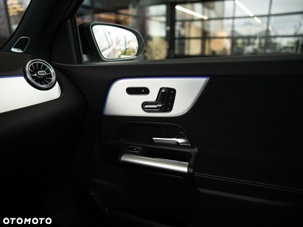 Mercedes-Benz GLA - 25