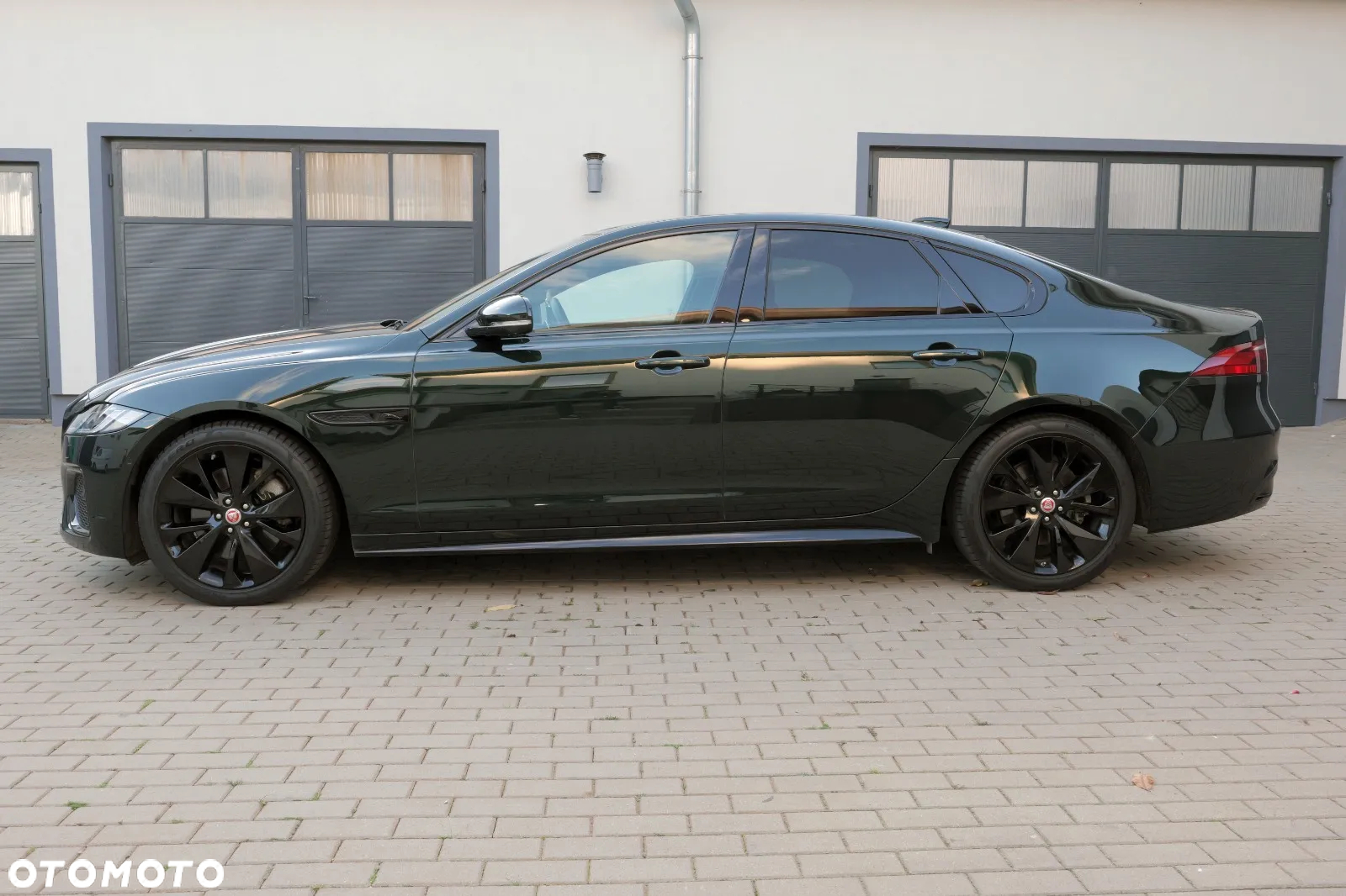 Jaguar XF 2.0 P250 R-Dynamic Black - 2