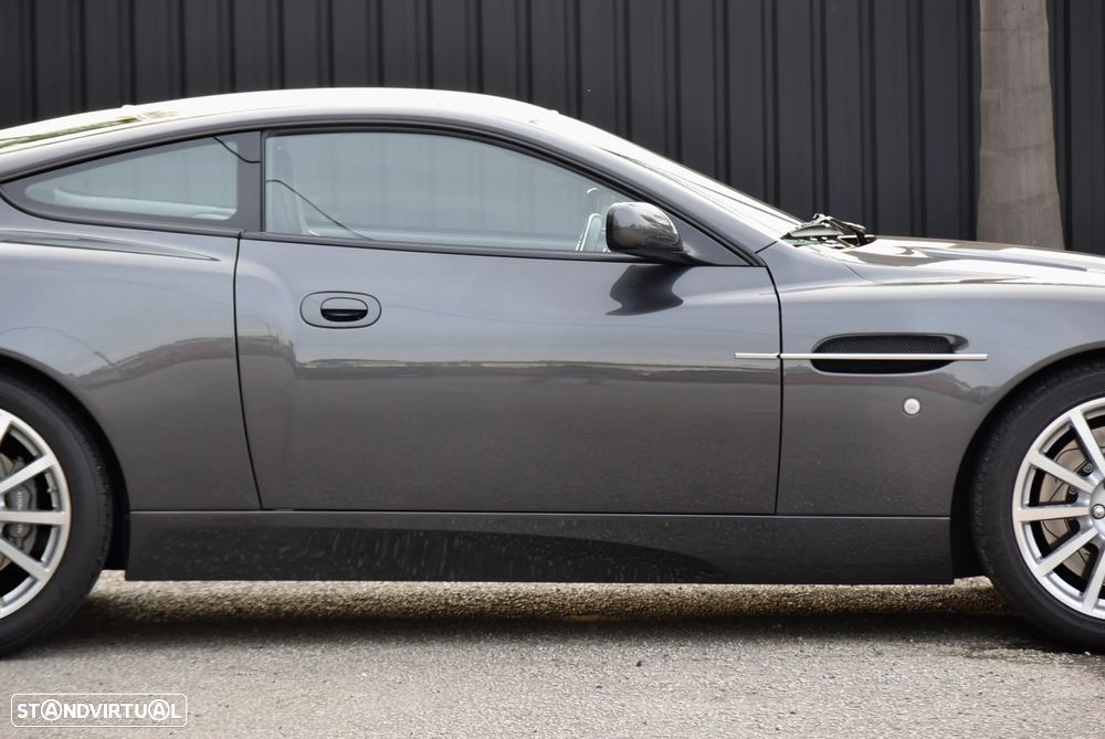 Aston Martin Vanquish - 19