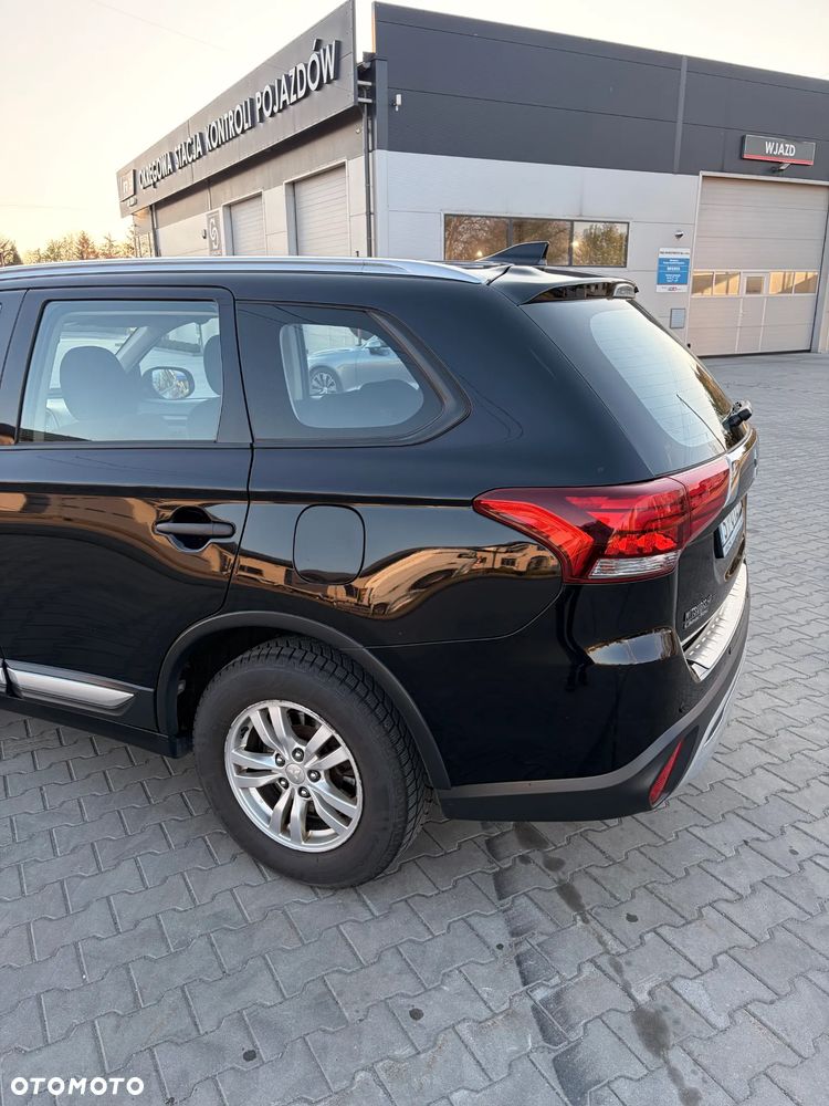Mitsubishi Outlander 2.0 Invite + 2WD - 5