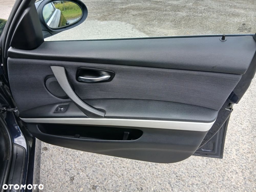 BMW Seria 3 325i - 25