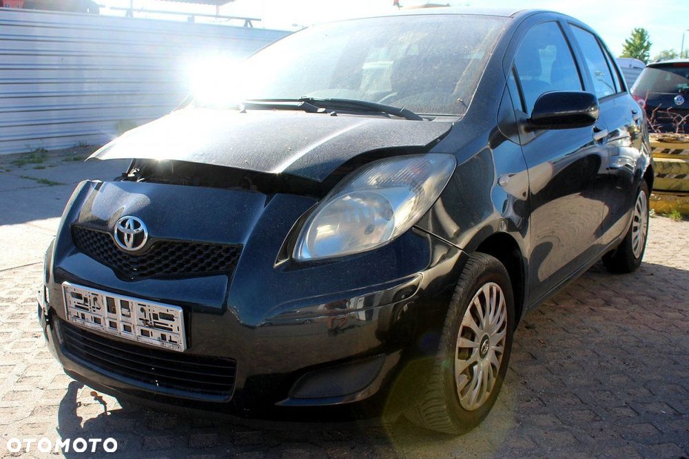 Toyota Yaris II XP90 2011 1.0VVTI 1KR HB5D (MASKA, ZDERZAK, LAMPA, BŁOTNIK, DRZWI, SZYBA, FOTEL) - 3
