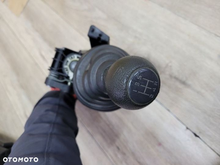 Wybierak lewarek biegów Opel Agila B Splash 1,0 benzyna 48kW 2009r 5 bieg manual - 2