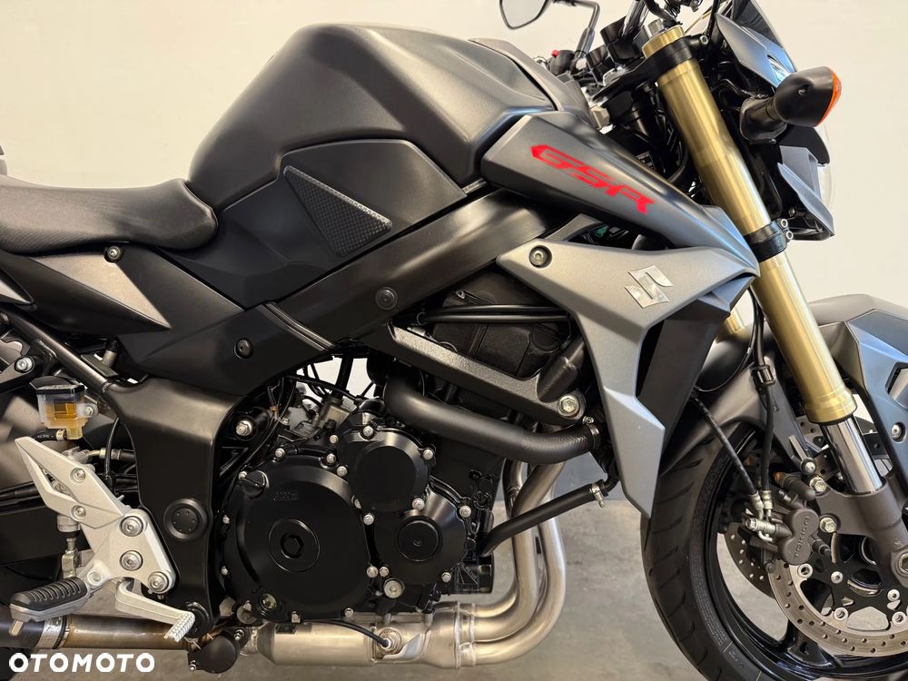 Suzuki GSR - 12
