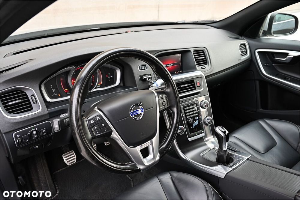 Volvo V60 D3 R-Design - 25