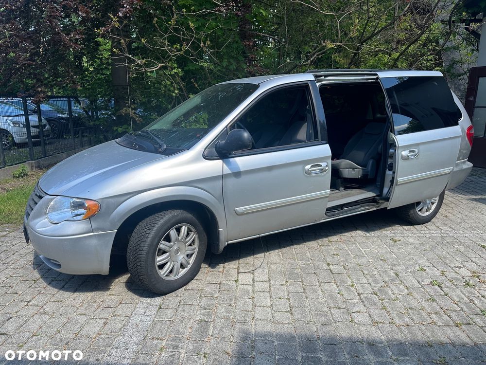 Chrysler Town & Country - 10