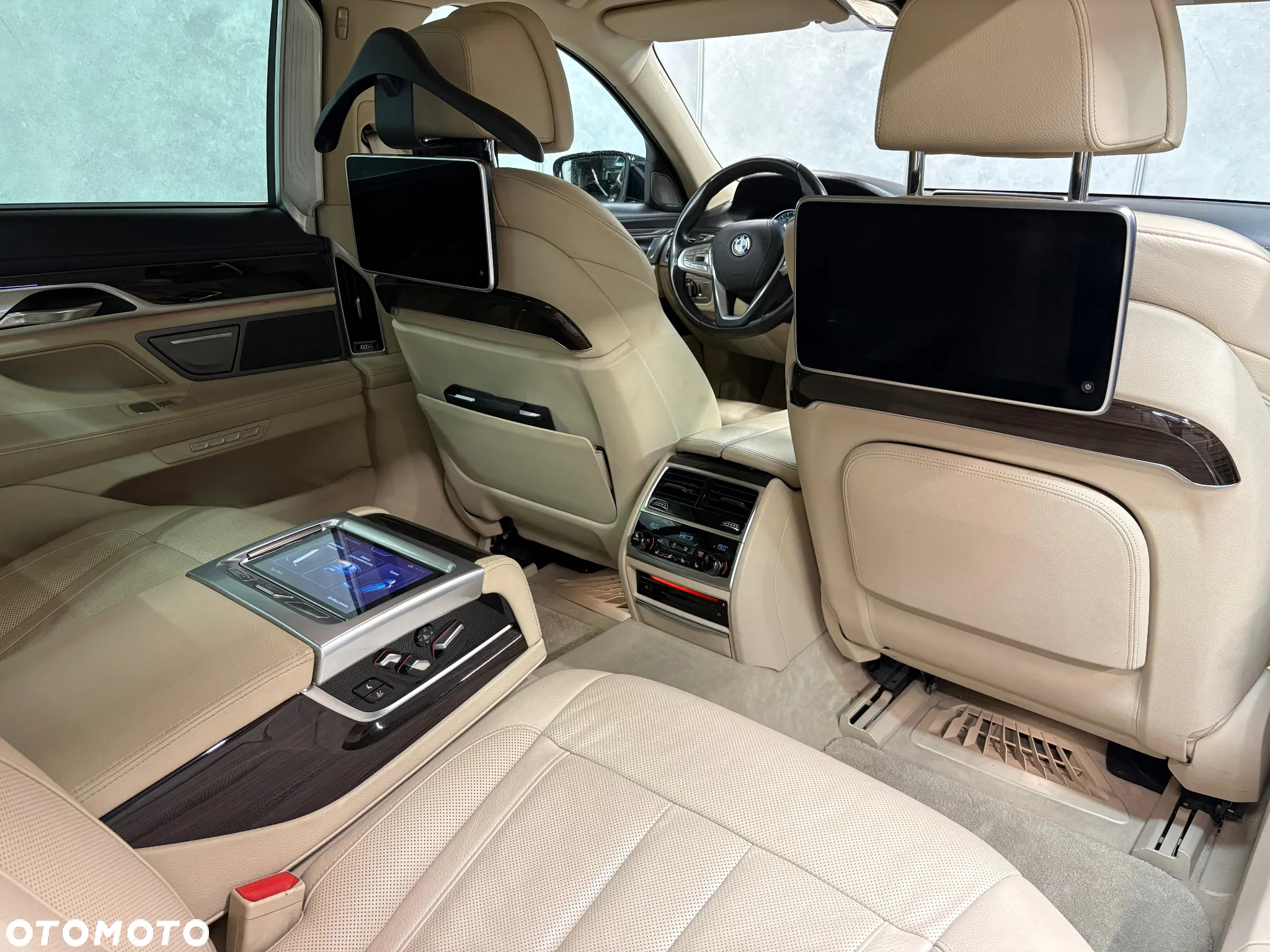 BMW Seria 7 750Li xDrive - 26