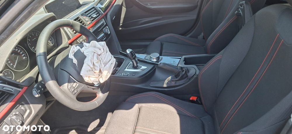 BMW Seria 3 330i xDrive - 9
