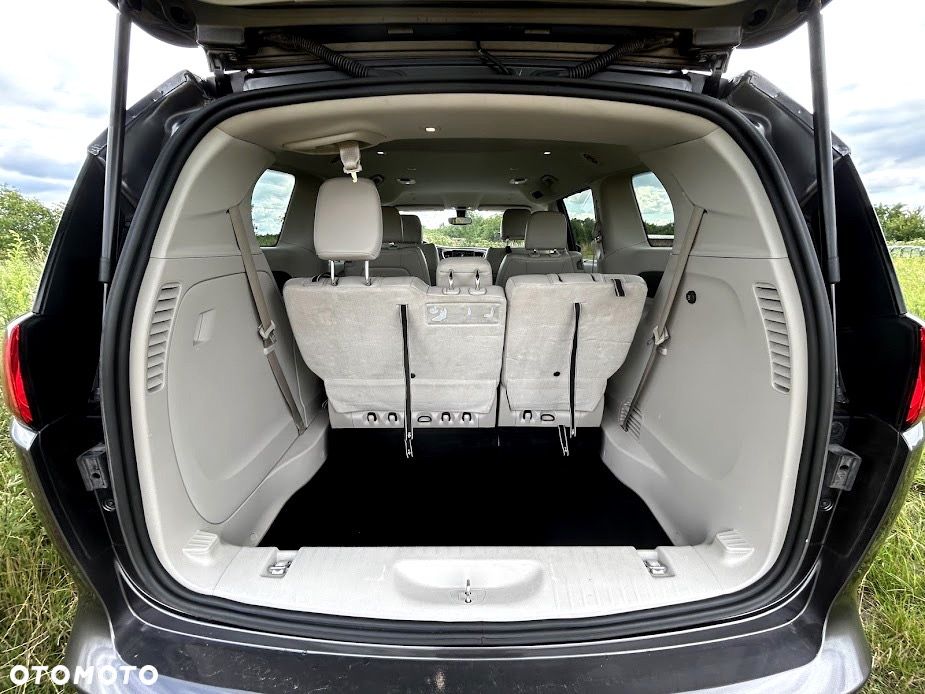 Chrysler Town & Country - 8