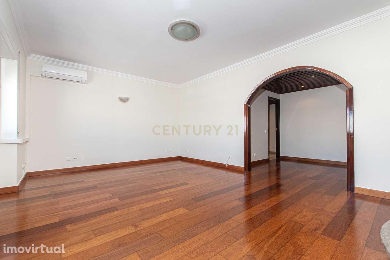 T4 na Portela com 2 suítes, cozinha equipada e parqueamento - Grande imagem: 2/30