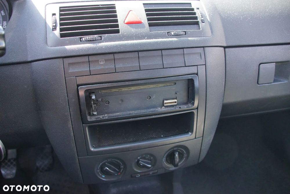 Auto na części - Skoda Fabia I Lift 1.2 12V 64 KM AZQ GSB LF7T 2005R Silnik Skrzynia Drzwi Maska Błotnik Zderzak Klapa Lampa Lusterko Klamka Szyba Deska Kokpit Sterownik Moduł Czujnik Licznik Panel Kierownica - 13
