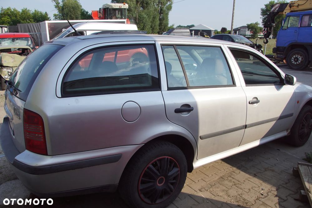 Auto na części - Skoda Octavia I 1.8 T 150 KM AGU ECW L97A 1999R Silnik Skrzynia Drzwi Maska Błotnik Zderzak Lampa Lusterko Klamka Szyba Deska Kokpit Sterownik Moduł Czujnik Licznik Panel Kierownica - 6