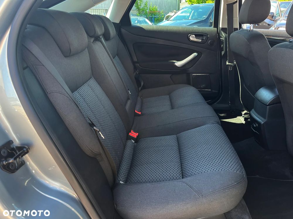 Ford Mondeo 2.0 Ghia - 28