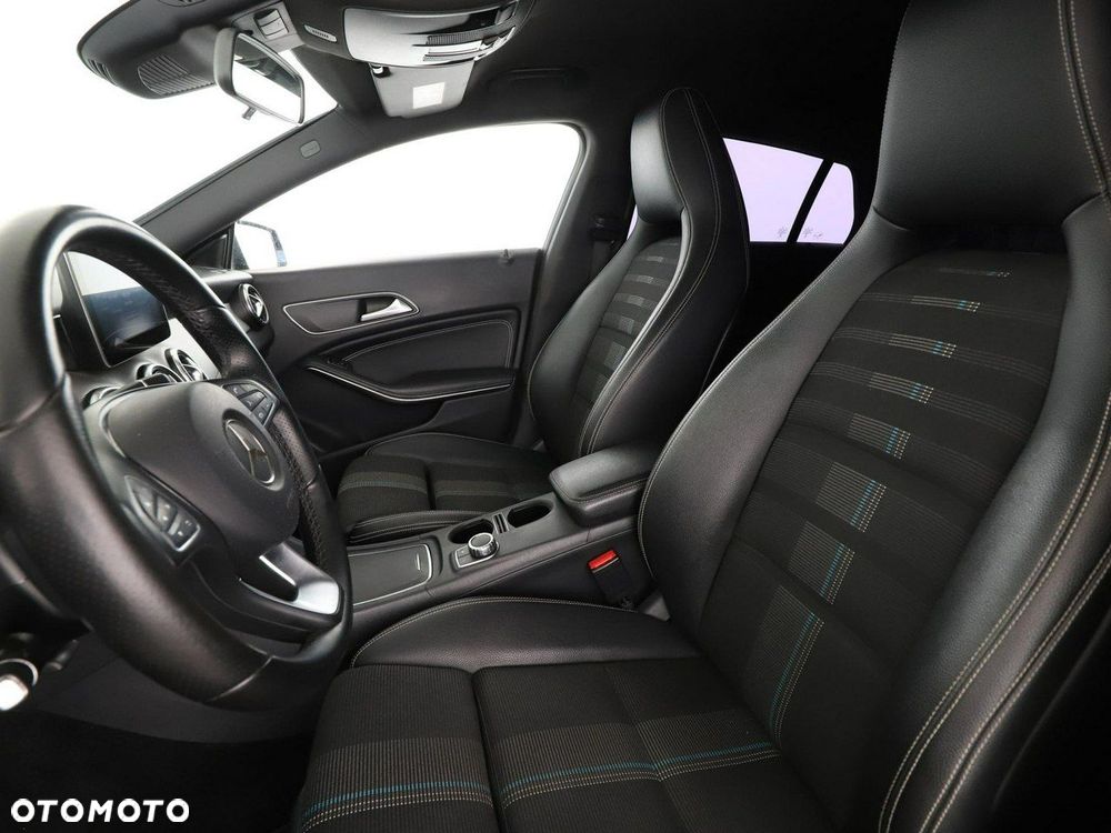 Mercedes-Benz CLA 180 7G-DCT Urban - 14