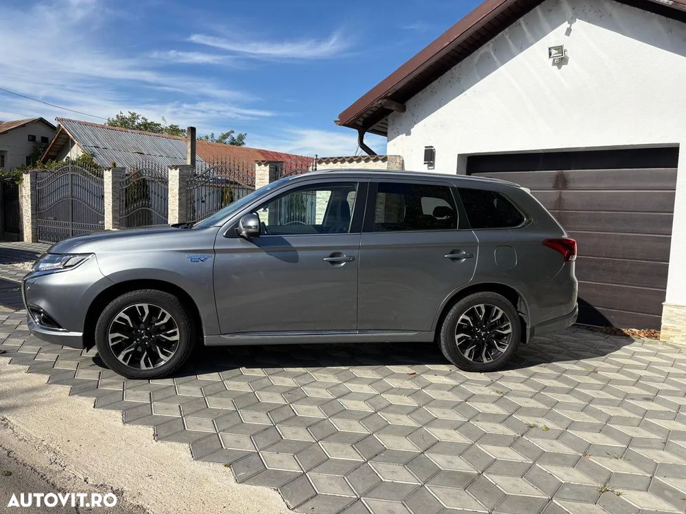 Mitsubishi Outlander 2.0 4WD Plug-In Hybrid Plus - 3