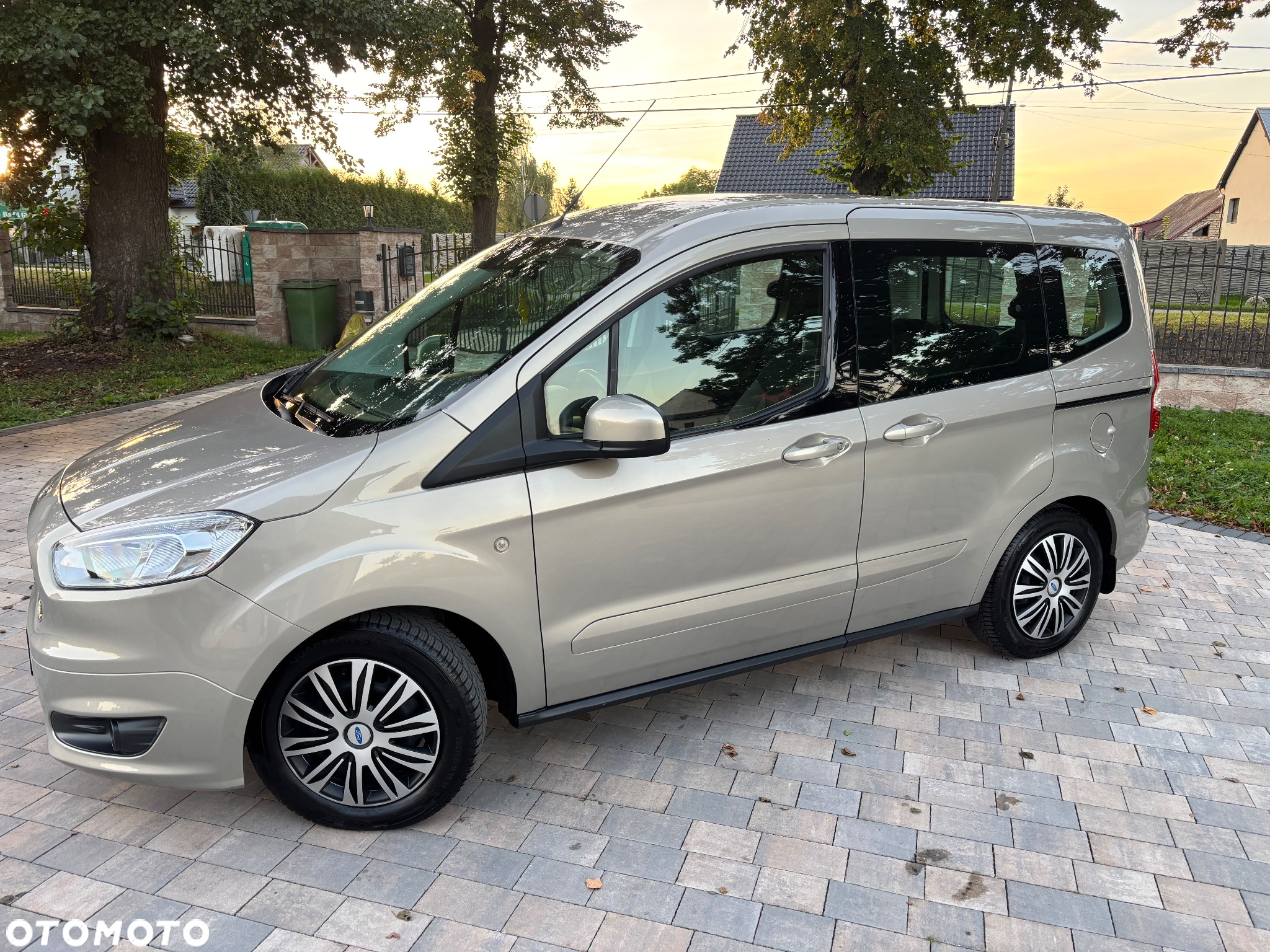 Ford Tourneo Courier 1.0 EcoBoost Titanium - 2
