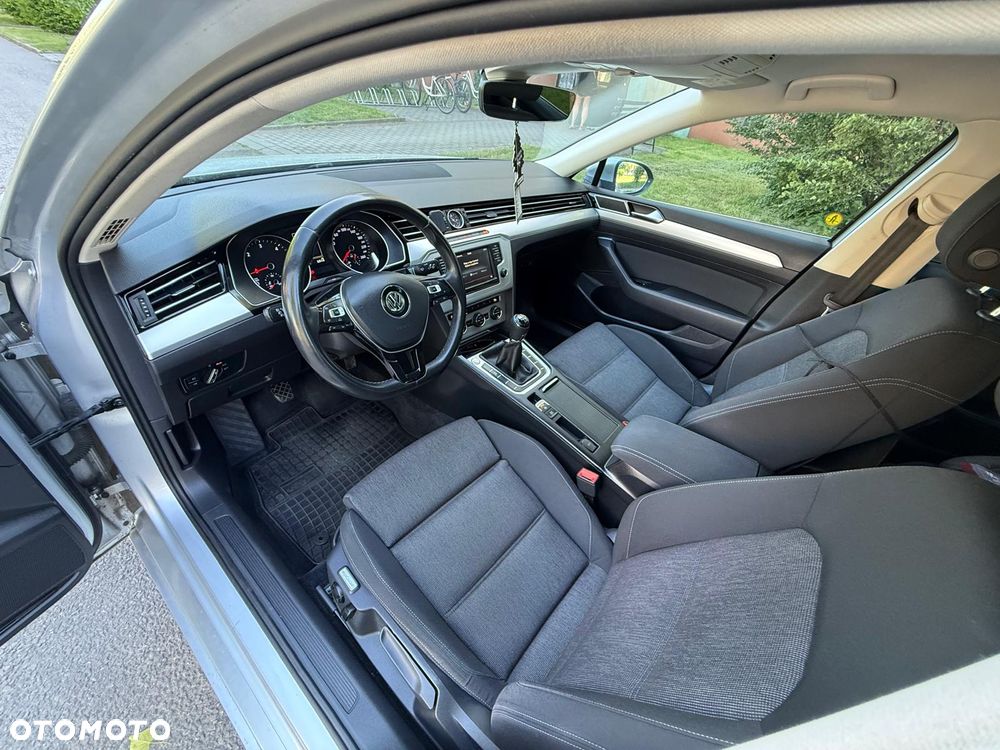 Volkswagen Passat 2.0 TDI SCR Comfortline - 12