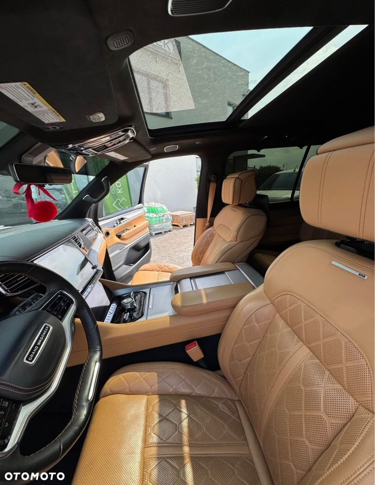 Jeep Grand Wagoneer - 18