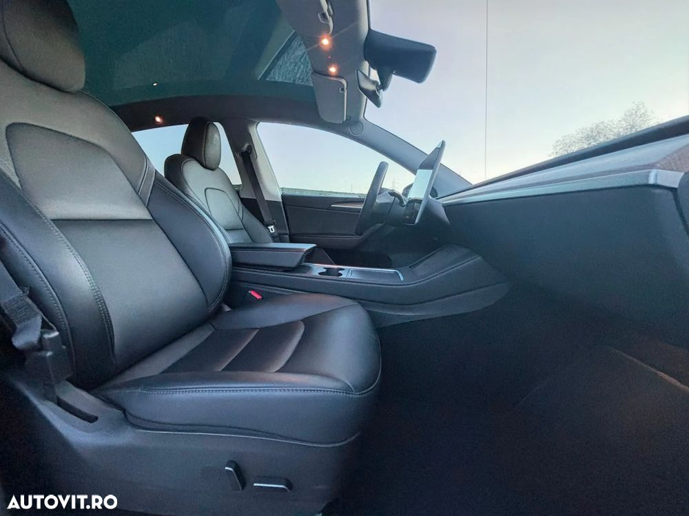 Tesla Model Y - 10