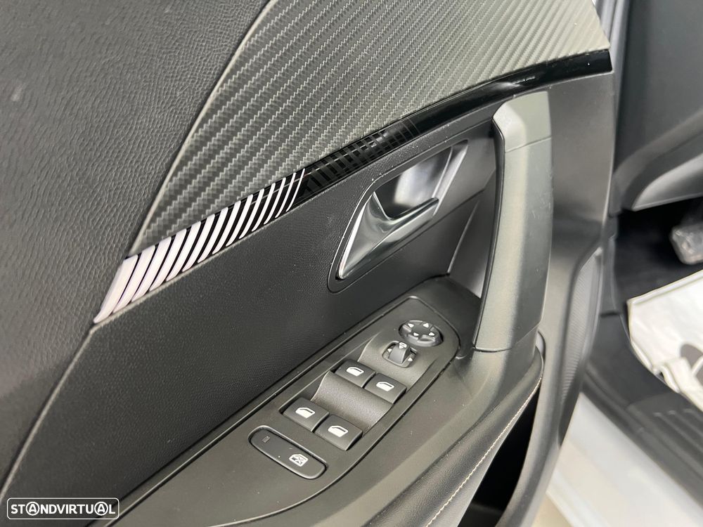 Peugeot 2008 1.2 PureTech Allure Pack EAT8 - 28