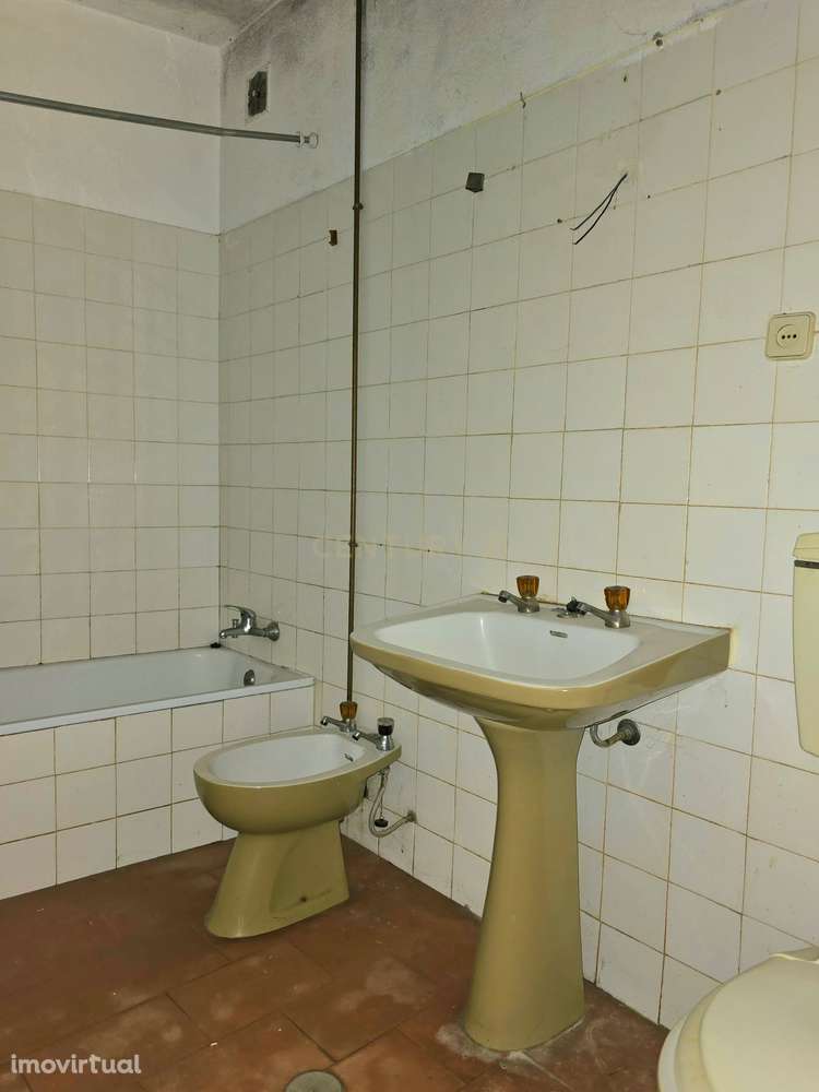 Edifício multifamiliar na zona histórica de Bragança - Grande imagem: 4/25