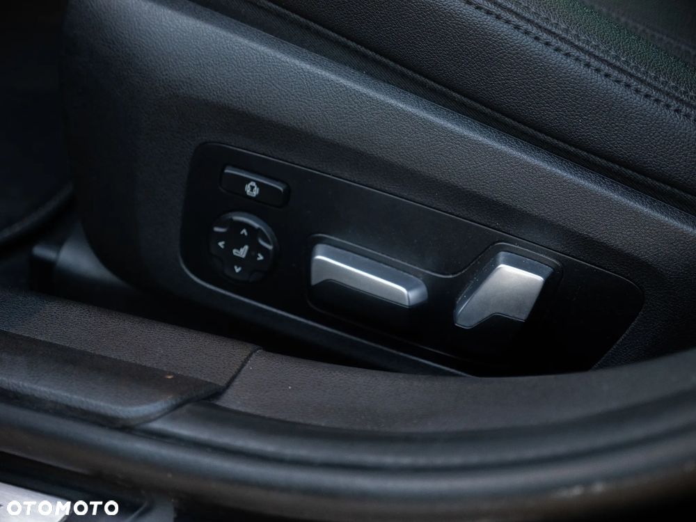 BMW Seria 3 330e M Sport - 17