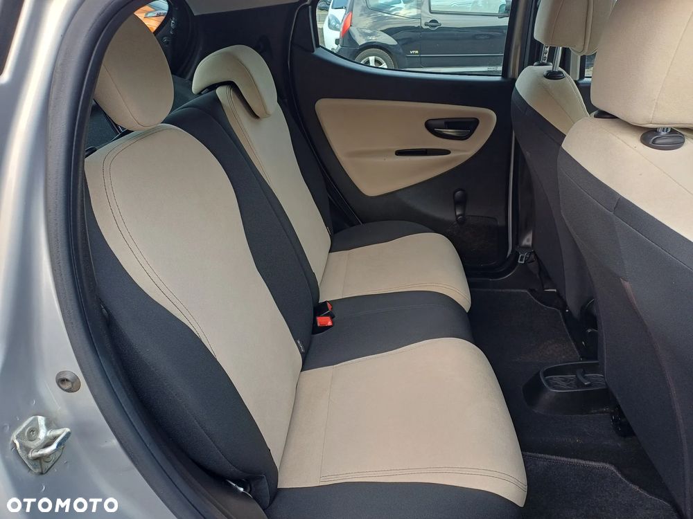 Lancia Ypsilon 1.2 8V Platino (4 os.) - 13