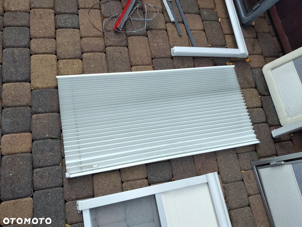 Przyczepa kempingowa Hobby szyba 79x43 79x44 79x42,5 2002r Excellent Easy 450 bakista kompletna z podłogą i klapą oraz rolety z moskitierami okienne drzwi wejściowe relingi dachowe drabinka lampa stop szyba boczna kuchenna drzwiczki serwisowe bakista klapa bagażnika stopa podpora - 6