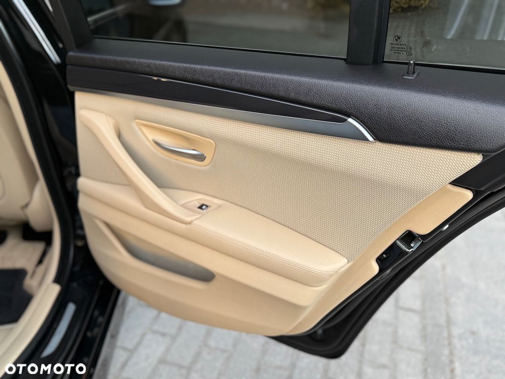 BMW Seria 5 520d xDrive - 24