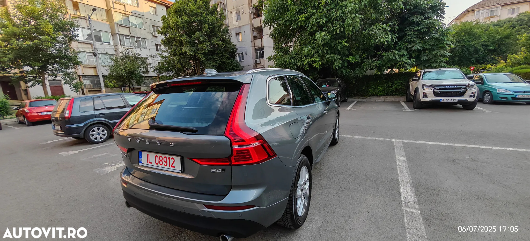 Volvo XC 60 B4 MHEV AT8 AWD Momentum Pro - 4