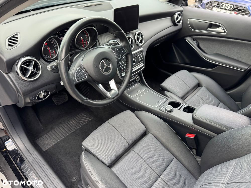 Mercedes-Benz GLA 200 d 4Matic 7G-DCT - 16