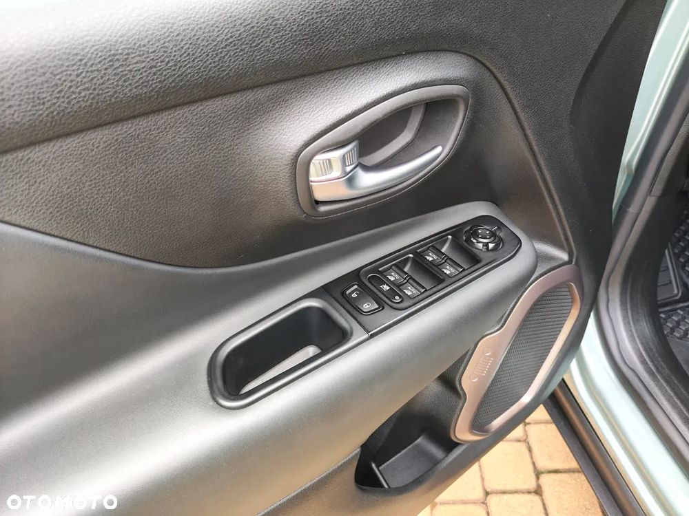 Jeep Renegade 1.5 T4 mHEV Upland FWD S&S DCT - 14