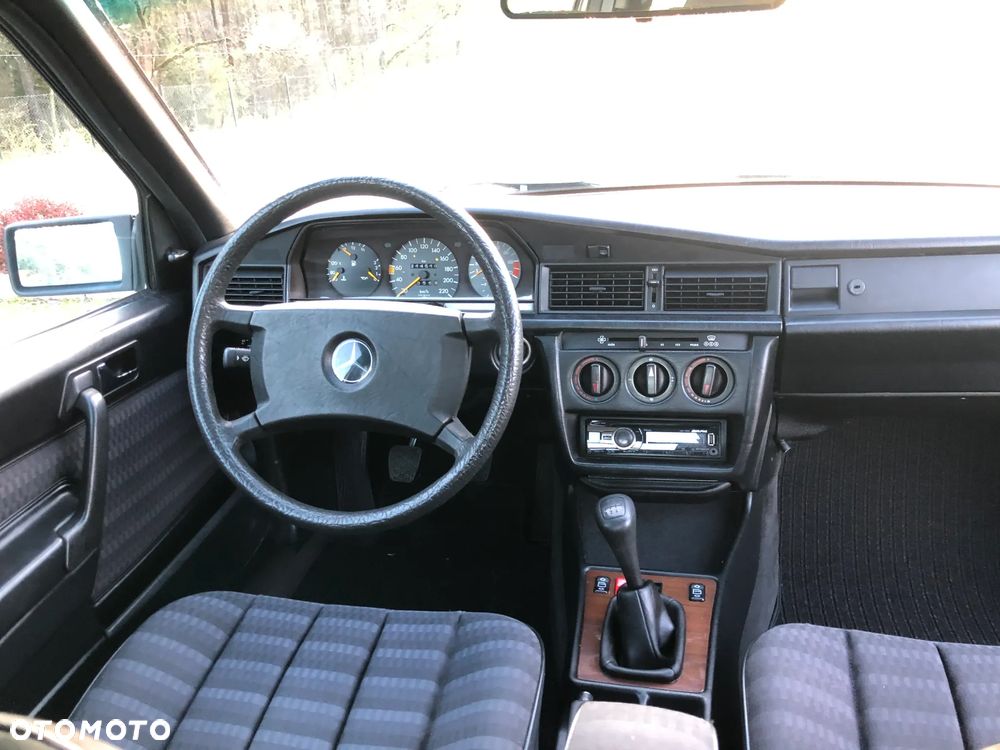 Mercedes-Benz W201 (190) - 12